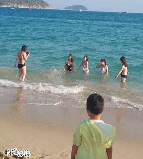 从少年的背影中，我看到了他对大海的渴望